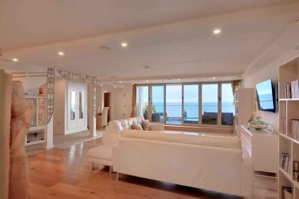 Largigi Offering Two Amazing Panoramic Sea Front Apartments 라임레지스 외부 사진