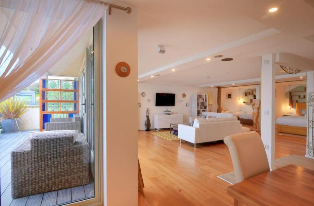 Largigi Offering Two Amazing Panoramic Sea Front Apartments 라임레지스 외부 사진