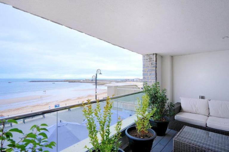 Largigi Offering Two Amazing Panoramic Sea Front Apartments 라임레지스 외부 사진
