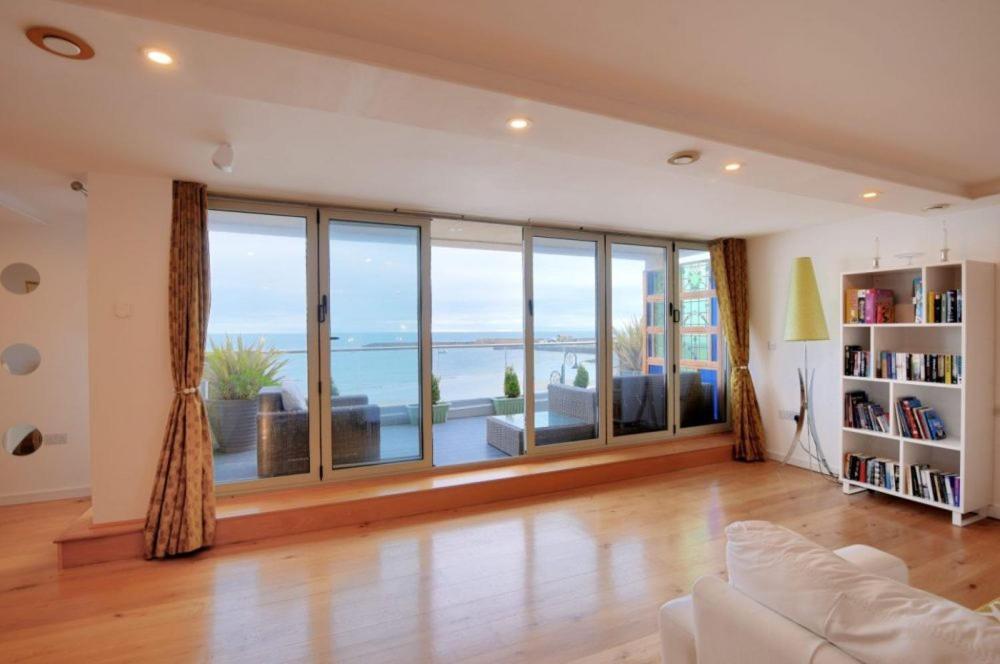 Largigi Offering Two Amazing Panoramic Sea Front Apartments 라임레지스 외부 사진